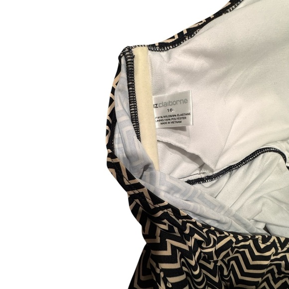 Liz Claiborne Woman’s Black & Tan Chevron Print Halter Swim Tankini Top Size 16 - Picture 5 of 5